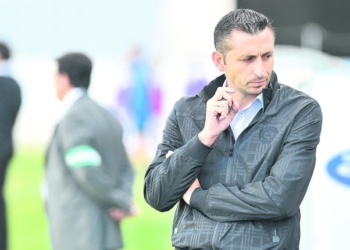 El nuevo entrenador del cuadro azulino, en el banquillo de uno de sus anteriores equipos.