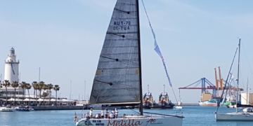 La embarcación Ciudad de Melilla, en plena competición, por aguas malagueñas.