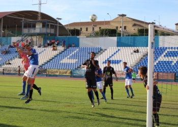 Remate del centrocampista David Vázquez, en el enfrentamiento ante el Mancha Real.