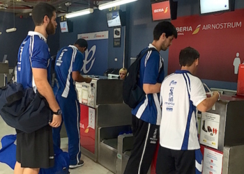 Jugadores del club local, en el aeropuerto melillense.