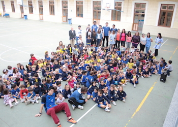 Todos los componentes del Melilla Baloncesto se lo pasaron en grande en la mañana de ayer firmando autógrafos y realizando juegos.