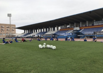 Final de la sesión de entrenamiento de los jugadores azulinos, en el estadio municipal Álvarez Claro.