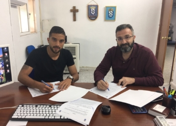 Imagen de la firma del contrato entre la UD Melilla y el lateral Jilmar.