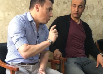 Juanma Pastor habla del Melilla Baloncesto ante la atenta mirada de Chota, en el programa de ‘El Chirimbolo’ de FaroTV.