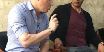 Juanma Pastor habla del Melilla Baloncesto ante la atenta mirada de Chota, en el programa de ‘El Chirimbolo’ de FaroTV.