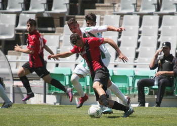 El delantero Nacho Aznar cuajó un gran partido desde el pitido inicial.