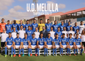 Todos los componentes de la plantilla, así como los del cuadro técnico, inmortalizaron la temporada 2016/17 junto al presidente Luisma Rincón