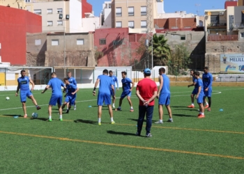 Juan Moya observa a sus jugadores en el entrenamiento de la matinal de ayer en La Espiguera.