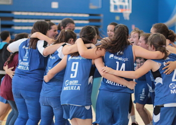 Imágenes del tercer partido de las féminas y su celebración al final del último enfrentamiento de la Liga Autonómica