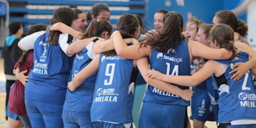 Imágenes del tercer partido de las féminas y su celebración al final del último enfrentamiento de la Liga Autonómica