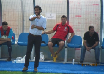 Aloisio, con camisa blanca, primer entrenador del River Melilla.
