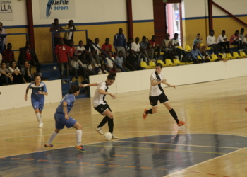 Las chicas se aupan a la tercera plaza