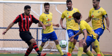 Melik rodeado de jugadores del CD Huétor Tájar, en una acción del partido disputado en la matinal de ayer domingo en tierras hueteñas.