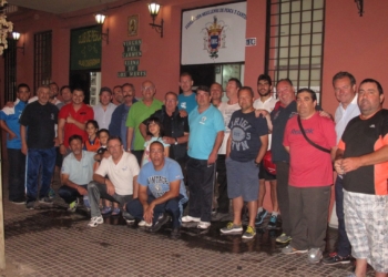 Foto de familia de los miembros de la APDM y de la Federación Melillense de Pesca de una de las ediciones anteriores de este campeonato.