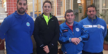 Directivos de la escuadra melillense junto a la presidenta de la Federación Melillense de Balonmano, Samira Mizzian