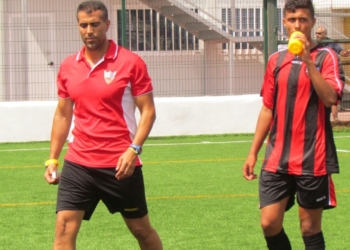 El técnico del filial dando consignas a uno de sus jugadores, en la presente temporada.