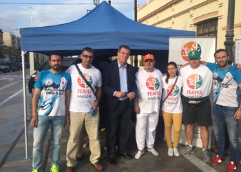 Antonio Miranda junto a miembros de FEAFES y de la organización.