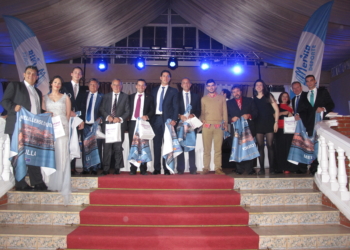 Imágenes del acto celebrado tras la entrega de trofeos en el Teatro Kursaal, y en el que se llevó a cabo la entrega de pirograbados y placas, además de algunos premios.