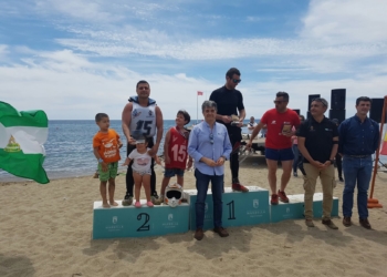 El piloto melillense, en el momento de recoger su trofeo del Campeonato de Andalucía.
