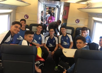 Los chicos del Club Melilla Baloncesto, en el tren, camino de Lérida.