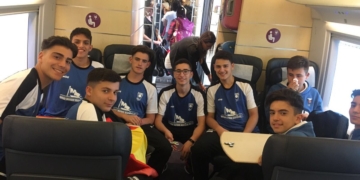 Los chicos del Club Melilla Baloncesto, en el tren, camino de Lérida.