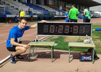 Francisco Galiano posa junto al tiempo que realizó en su prueba de 200 m.