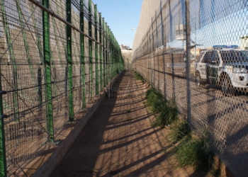 Unos cien inmigrantes intentan acercarse a la valla de madrugada