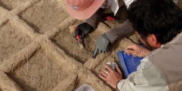 Foto facilitada por el Ministerio de Antigüedades egipcio, donde se ve el equipo del doctor Galán trabajando.