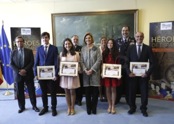 La ministra Cospedal (c), ayer junto a la alumna melillense Elisa Palau.