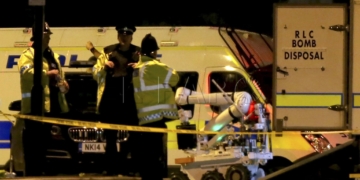 MAN05. MANCHESTER (R.UNIDO), 23/05/2017.- Un robot de destrucción de armas del Real Logistic Corps (RLC) es descargado hoy, martes 23 de mayo de 2017, en el exterior del recinto del Manchester Arena tras dos explosiones registradas cerca del Manchester Arena, en Manchester, (Reino Unido). La Policía de Manchester ha confirmado que al menos 19 personas han muerto y otras 50 han resultado heridas después de las dos explosiones ocurridas junto al estadio del Manchester Arena donde actuaba la cantante Ariana Grande. El hecho está siendo tratado con un ataque terrorista hasta que la policía sepa lo contrario. EFE/NIGEL RODDIS