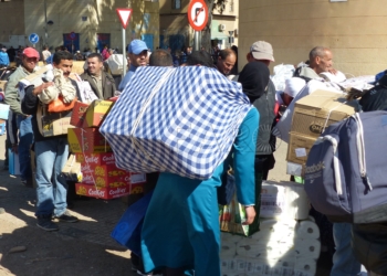 El Gobierno central cifra en unos 5.000 los porteadores que cruzan a diario la frontera