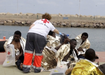 GRA332. MELILLA, 19/05/2017.- Un efectivo de la Cruz Roja atiende esta tarde a varios de los 24 inmigrantes de origen subsahariano después de que la patera con la que intentaban llegar a Melilla haya naufragado. El rescate se ha producido en las inmediaciones de Aguadú (al norte de Melilla), y los inmigrantes han sido trasladados al puerto deportivo en la embarcación del GEAS de la Guardia Civil. EFE/F.G.GUERRERO