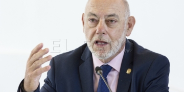 GRA088. MÁLAGA, 12/05/2017.- El fiscal general del Estado, José Manuel Maza, durante su participación hoy en el curso "Fiscalía: administración y empresa pública" en la Diputación de Málaga, donde ha afirmado que no ve motivos para dimitir de su cargo por el caso Lezo y que abandonar su responsabilidad supondría "un acto de cobardía", al tiempo que ha pedido que no se dañe la institución .EFE/Juan Roldán.