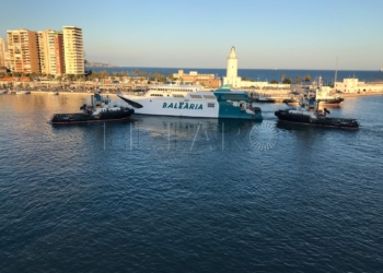 Imagen del buque de Baleària, tras el incidente ocurrido ayer en el puerto de Málaga.