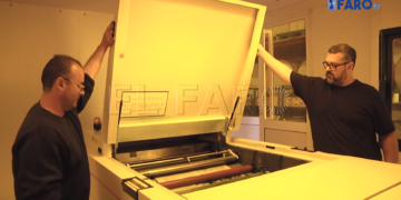 Ramón Amieva, responsable de la rotativa de El Faro de Melilla, en la nave que el periódico tiene en el polígono del Sepes de la ciudad.