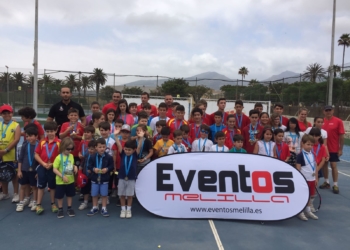 Foto de familia de todos los jóvenes tenistas que toman parte en la Escuela de Tenis de La Hípica.