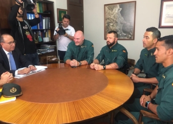 La Guardia Civil mantiene el operativo de búsqueda del inmigrante pese a la mala mar