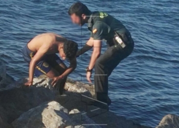 Fueron interceptados por la Guardia Civil en el espigón de Dique Sur