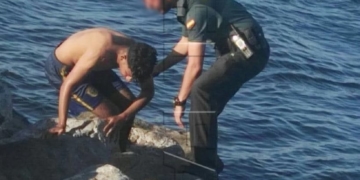 Fueron interceptados por la Guardia Civil en el espigón de Dique Sur