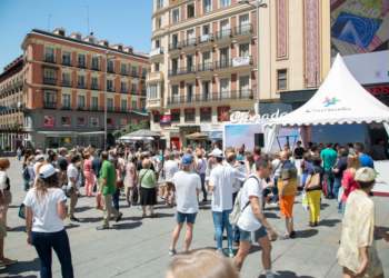 Fotografía de la campaña que el Patronato de Turismo de Granada ha llevado a cabo en la Plaza de Callao, en Madrid. Esta semana está en Melilla.