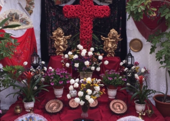 Cruz de Mayo de Sebas y Mari Loli, montada en la azotea del edificio de la pareja en Calvo Sotelo.