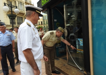 Díaz de Otazu se fija en fotos expuestas en comercios.