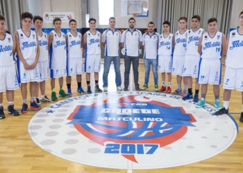 Los jugadores del Melilla Baloncesto, en el calentamiento previo al partido frente a los bilbaínos.
