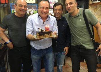 Felipe Fuertes, con su tarta de cumpleaños.