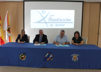 Momento de la firma del acuerdo de colaboración entre ambas entidades de nuestra ciudad.