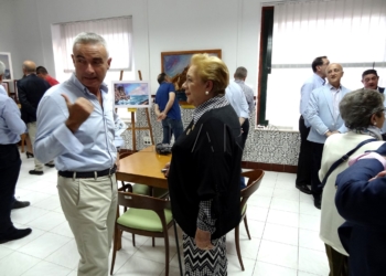 La pintora (c) estuvo muy arropada en la inauguración de su muestra individual en el Casino Militar.