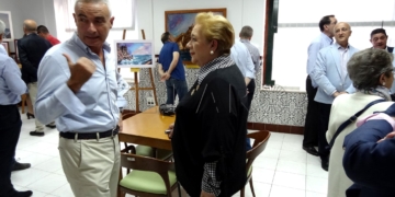 La pintora (c) estuvo muy arropada en la inauguración de su muestra individual en el Casino Militar.
