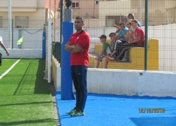 El técnico melillense, Boa, en el banquillo del campo federativo de La Espiguera.