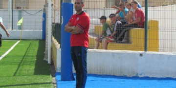 El técnico melillense, Boa, en el banquillo del campo federativo de La Espiguera.