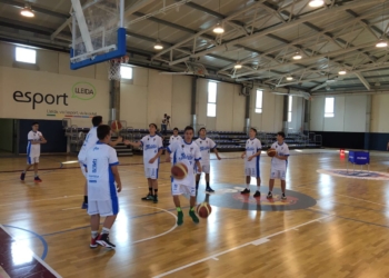 Los jugadores del Melilla Baloncesto, en el calentamiento previo al partido frente a los bilbaínos.